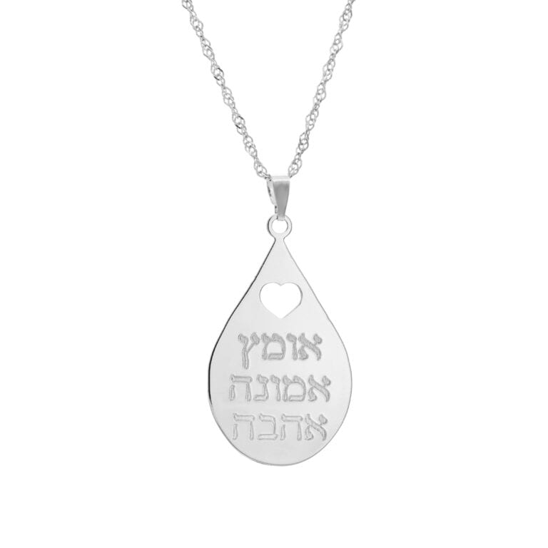 שרשרת טיפה שטוחה לחריטה – עם לב חלול למעלה אלגנטית ומיוחדת.